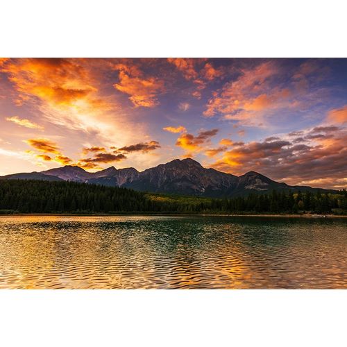 Bishop, Russ 아티스트의 Sunset at Patricia Lake-Jasper National Park-Alberta-Canada작품입니다.